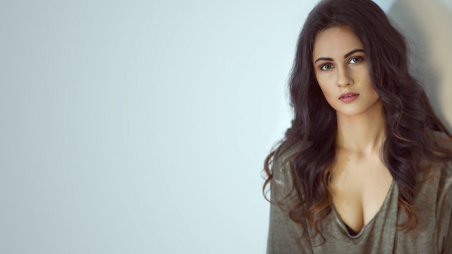 Aramenta dianthe vail portrait woman free wallpaper for desktop - medium preview image