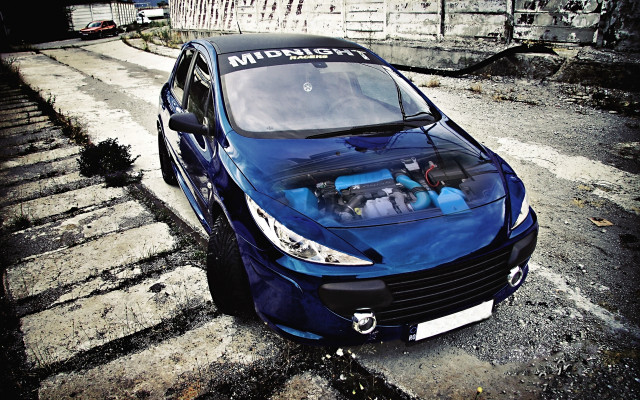 Blue car hood street graffiti free wallpaper for desktop - medium preview image