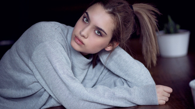 Woman pony tail portrait bettina free wallpaper for desktop - medium preview image