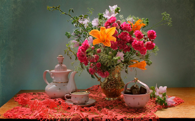 Vase flowers tea table red free wallpaper for desktop - medium preview image
