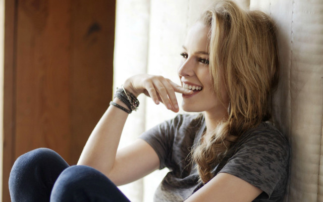 Woman smiling floor wall hand free wallpaper for desktop - medium preview image