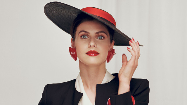 Woman red hat red lips free wallpaper for desktop - medium preview image