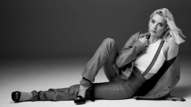 Woman suit tie crossed legs free wallpaper for desktop - medium preview image