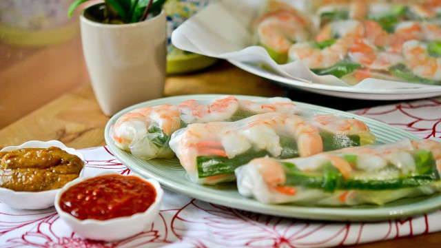 Shrimp vegetable spring rolls dipping free wallpaper for desktop - medium preview image