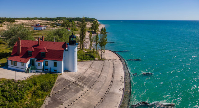 Lighthouse cliff ocean beach tiltshift free wallpaper for desktop - medium preview image