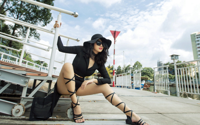 Woman black outfit hat suitcase free wallpaper for desktop - medium preview image