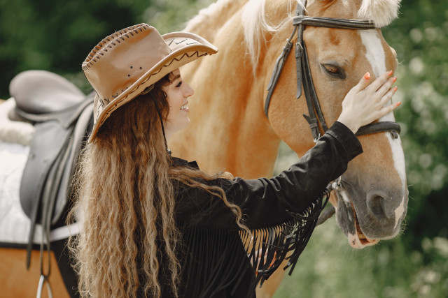 Woman cowboy hat horse blurry free wallpaper for desktop - medium preview image