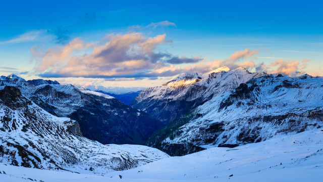 Snowy mountain range skies skiers free wallpaper for desktop - medium preview image