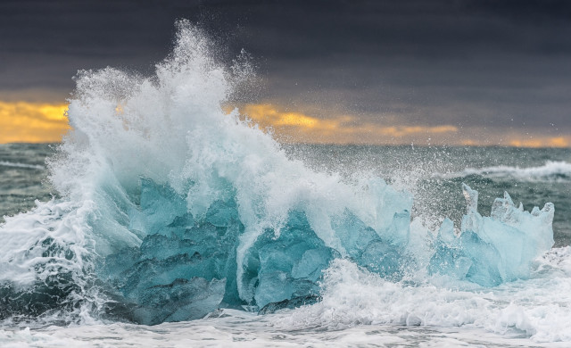 Large wave crashing cloudy sky free wallpaper for desktop - medium preview image