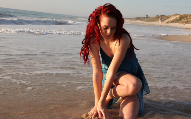 Woman kneeling beach frisbee water free wallpaper for desktop - medium preview image