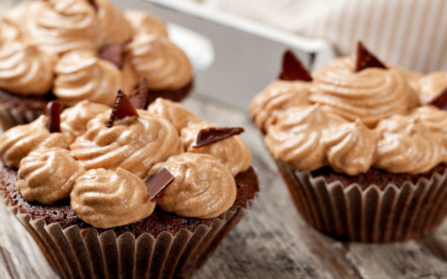 Cupcake frosting blurry background chromatic free wallpaper for desktop - medium preview image