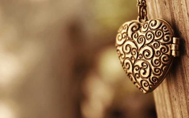 Heart locke wooden door chain #2 free wallpaper for desktop - medium preview image