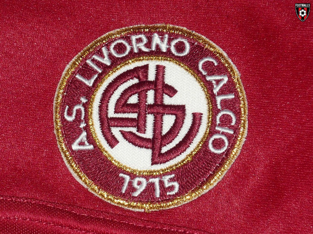 Red shirt white gold emblem free wallpaper for desktop - medium preview image