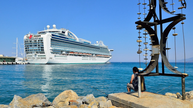 Man ship dock beach water free wallpaper for desktop - medium preview image