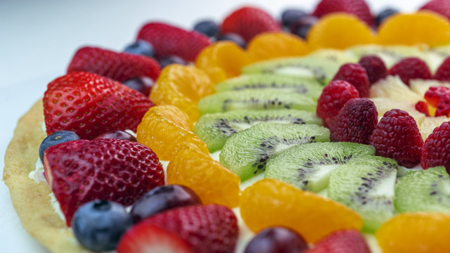 Fruit pizza kiwis oranges strawberries free wallpaper for desktop - medium preview image