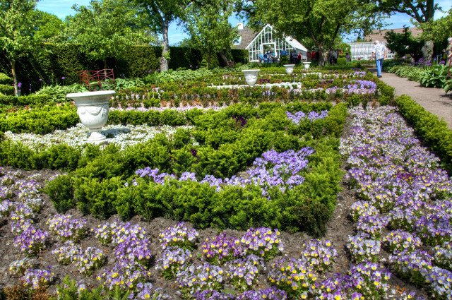 Garden circular flowerbed white statue free wallpaper for desktop - medium preview image