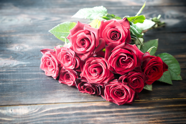 Red roses bouquet wooden table free wallpaper for desktop - medium preview image