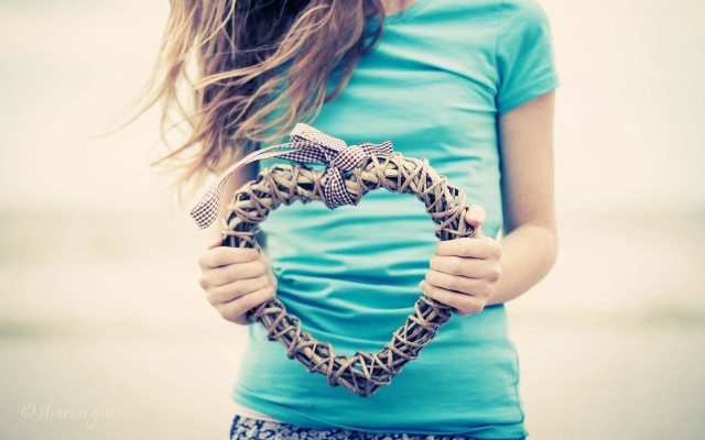 Girl holding heart animal print free wallpaper for desktop - medium preview image