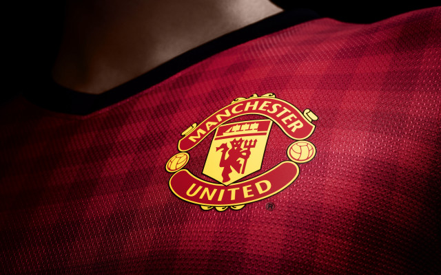 Manchester united shirt crest black free wallpaper for desktop - medium preview image