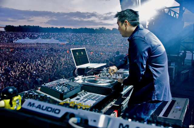 Dj mixing concert crowd night free wallpaper for desktop - medium preview image