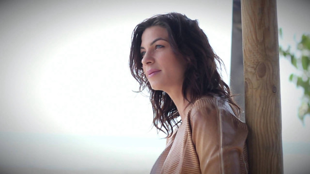 Woman leaning pole tree sun free wallpaper for desktop - medium preview image