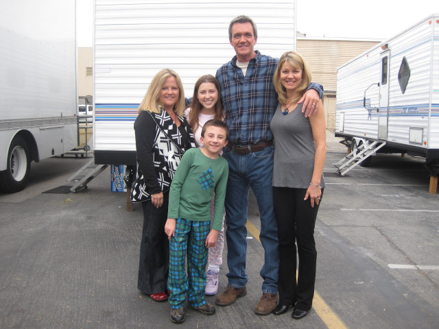 Family trailer photo pose outdoors free wallpaper for desktop - medium preview image