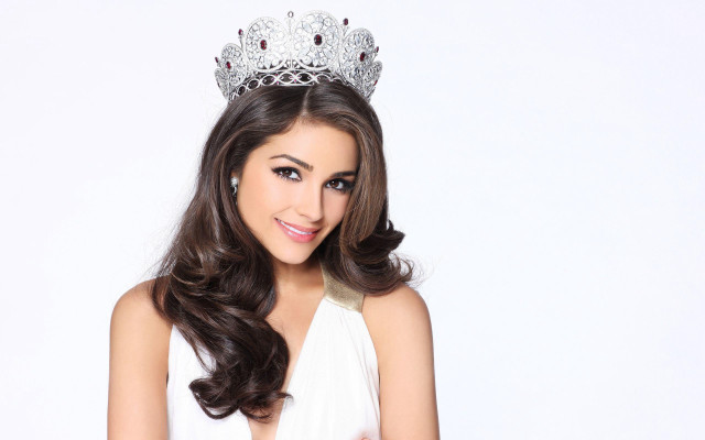 Woman white dress tiara smile free wallpaper for desktop - medium preview image