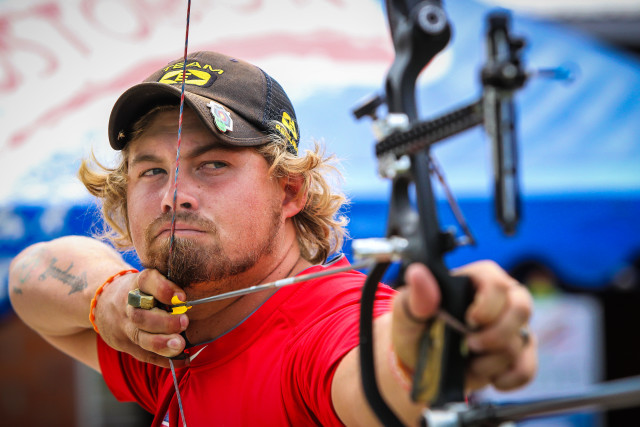 Man hat bow aiming arrow free wallpaper for desktop - medium preview image