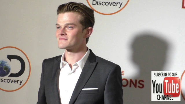 Man suit white shirt discovery free wallpaper for desktop - medium preview image