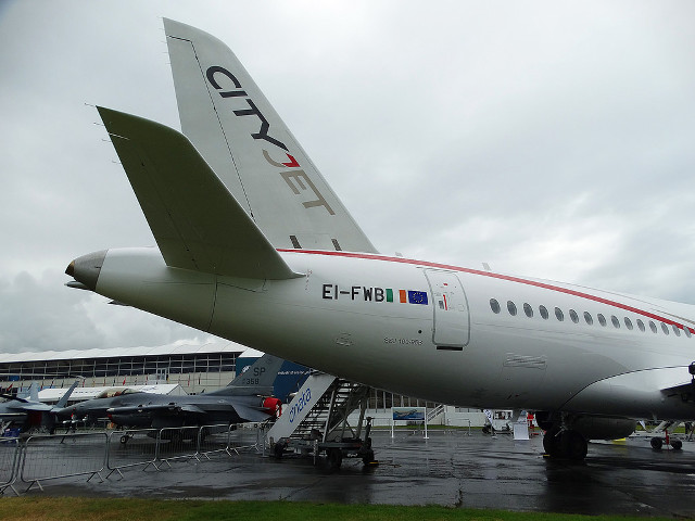 Large jetliner airport tarmac building free wallpaper for desktop - medium preview image