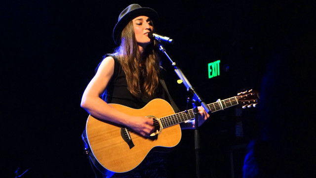Woman hat singing microphone guitar free wallpaper for desktop - medium preview image