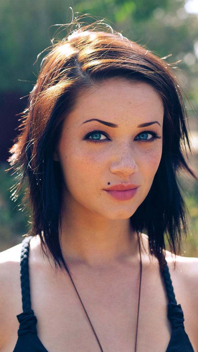 Woman necklace heart tree background free wallpaper for mobile - medium preview image