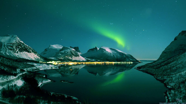 Green aurora borealis lake mountains free wallpaper for desktop - medium preview image