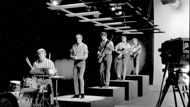 Men stage drumset microphone tripod free wallpaper for desktop - medium preview image