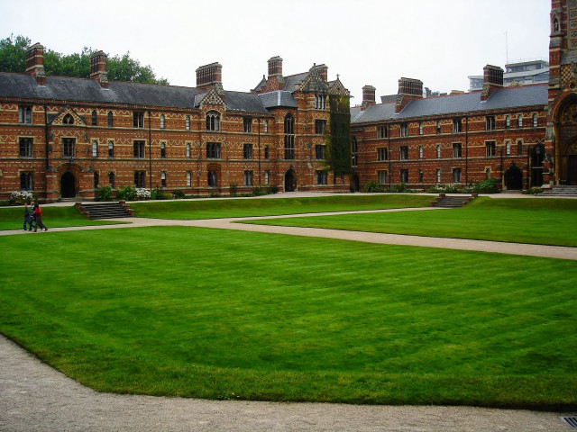 Heidelberg building lawn sidewalk tiltshift free wallpaper for desktop - medium preview image