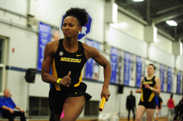 Woman running gym sidelines man free wallpaper for desktop - medium preview image