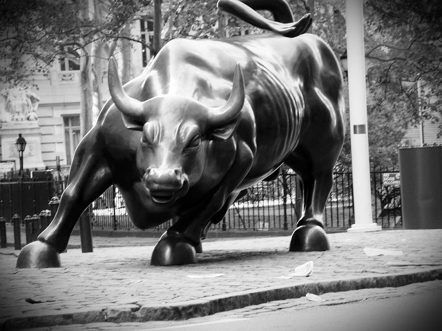 Bull statue black white city free wallpaper for desktop - medium preview image