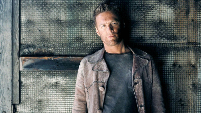 Man wall serious hyperrealism city free wallpaper for desktop - medium preview image