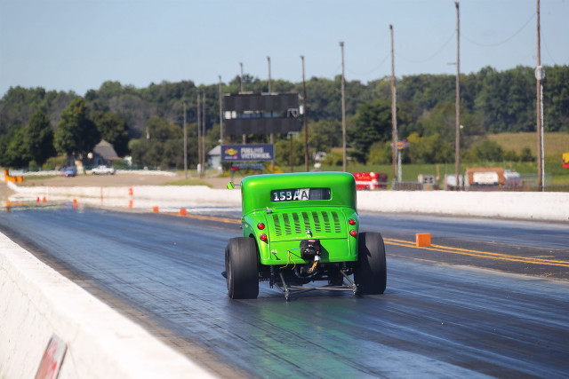 Green truck race track trees free wallpaper for desktop - medium preview image