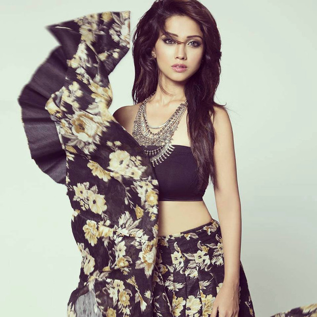 Woman black white floral sari free wallpaper for tablet - medium preview image