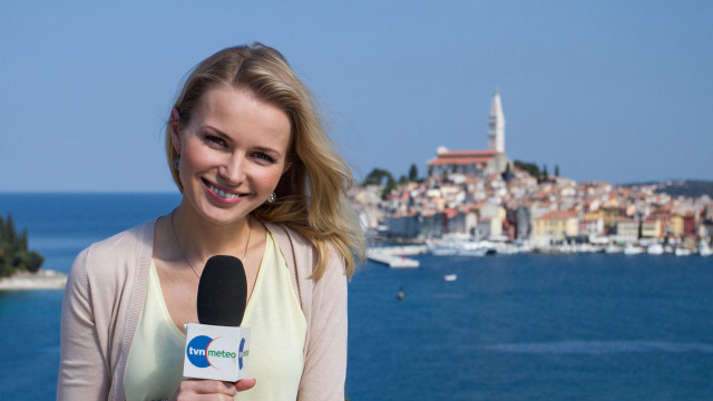 Woman microphone body of water free wallpaper for desktop - medium preview image