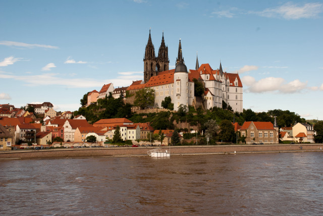 Castle hill river boat water free wallpaper for desktop - medium preview image