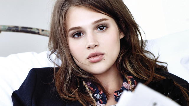 Woman baseball bat magazine holding free wallpaper for desktop - medium preview image