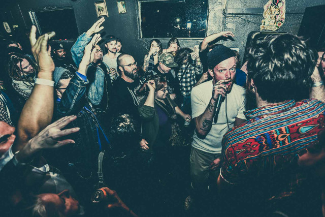 People microphone room group discussion free wallpaper for desktop - medium preview image