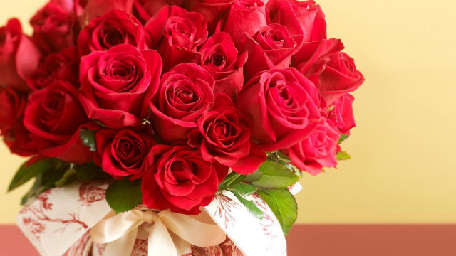 Red roses vase bouquet yellow free wallpaper for desktop - medium preview image