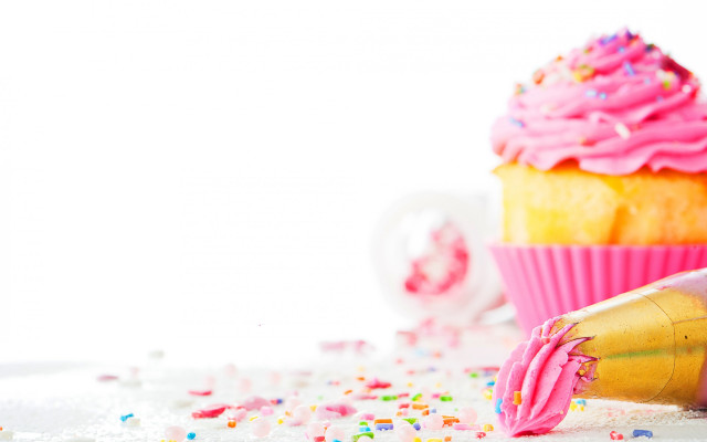 Cupcake pink frosting sprinkles table free wallpaper for desktop - medium preview image