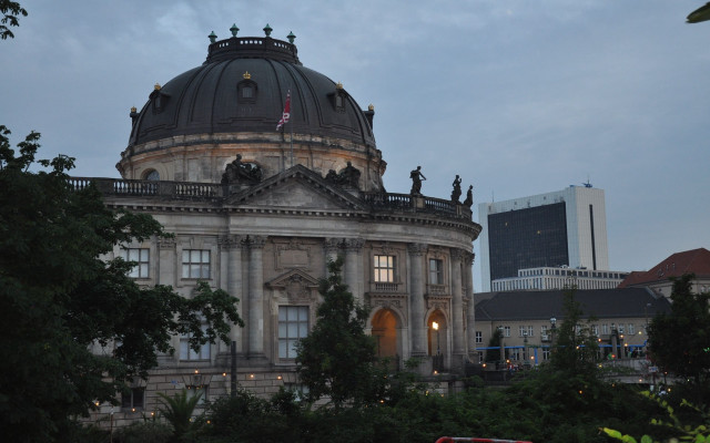Large building dome clock trees free wallpaper for desktop - medium preview image