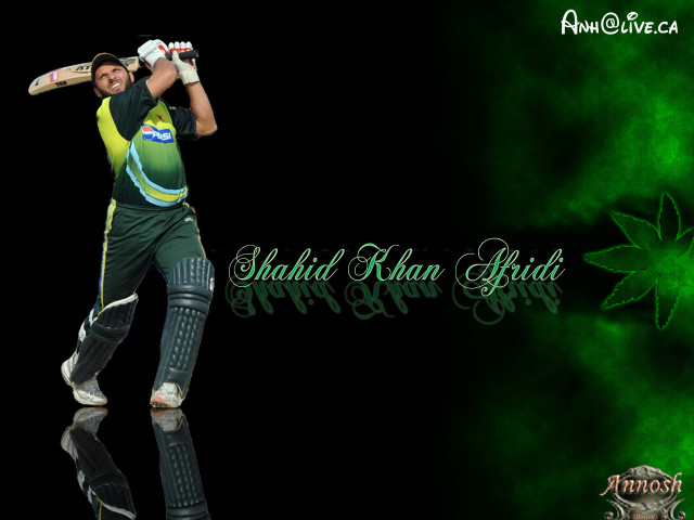 Man holding bat helmet green free wallpaper for desktop - medium preview image