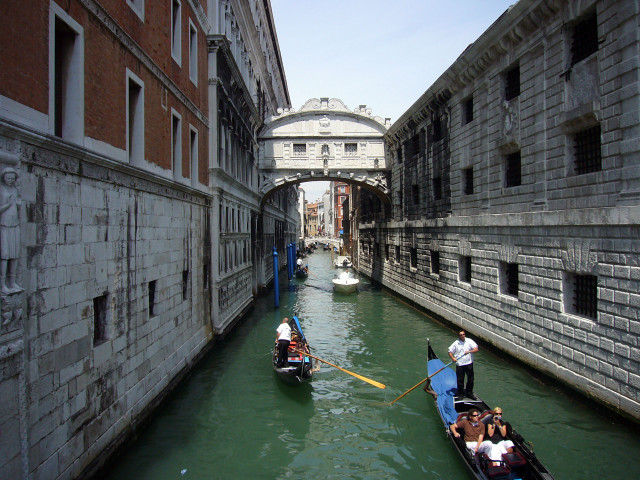 Boats water bridge buildings scenery free wallpaper for desktop - medium preview image