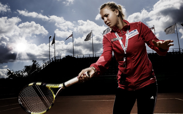 Woman tennis court portrait blackwhite free wallpaper for desktop - medium preview image